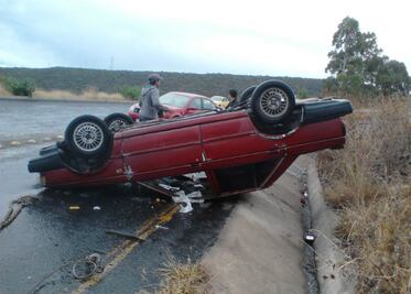 Lluvia causa volcadura