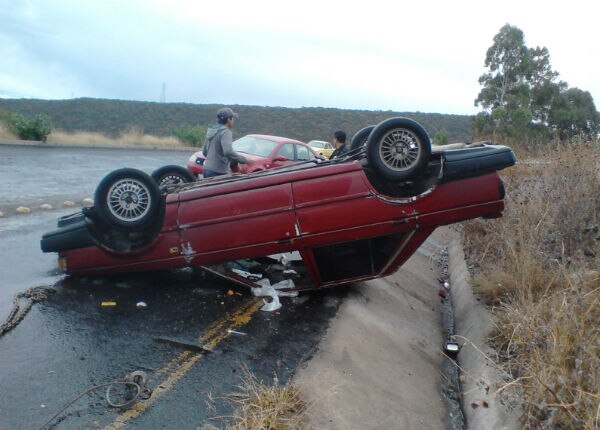 Lluvia causa volcadura