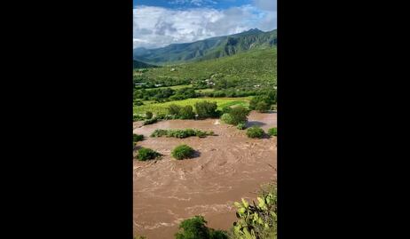 Creciente del río Extoraz tiene incomunicadas a 200 familias en Pinal de Amoles 