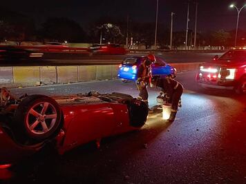 Vuelca vehículo en Bernardo Quintana; conductor habría manejado en estado de ebriedad