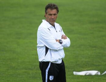 En duda futuro de De los Cobos en Gallos Blancos