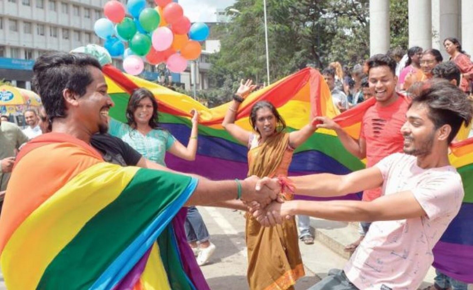 Miembros de la comunidad LGBTI y simpatizantes celebran en Bangalore el fallo del Tribunal Supremo de la India que eliminó del Código Penal una sección que sancionaba las relaciones entre personas del mismo sexo. (MANJUNATH KIRAN. AFP)