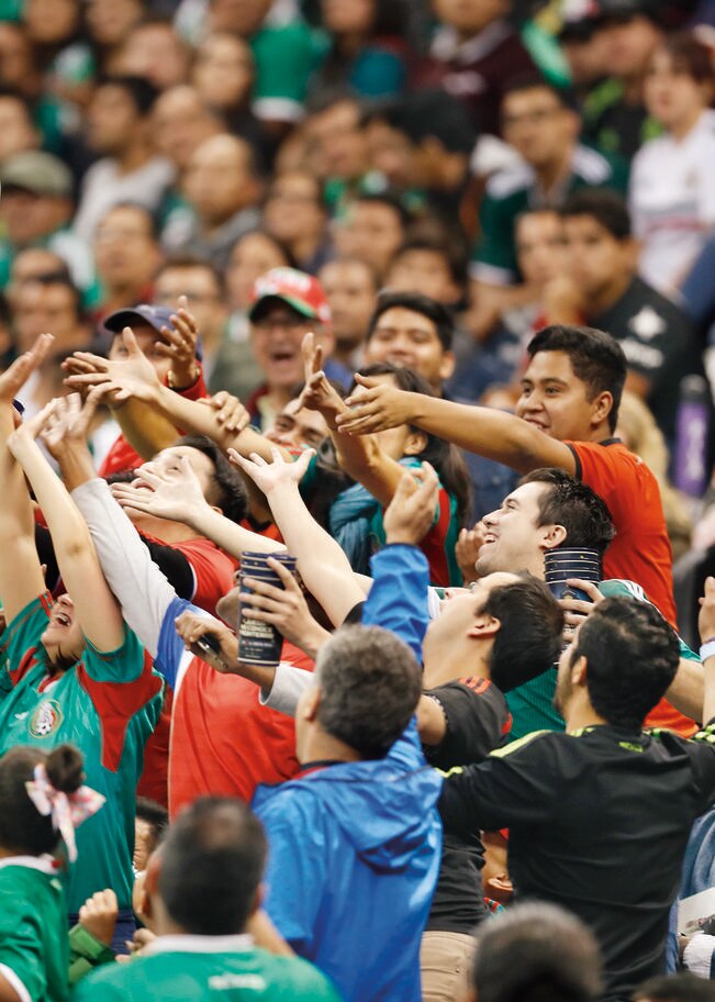 La afición mexicana persiste en la expresión homofóbica (LUIS CORTÉS. EL UNIVERSAL)