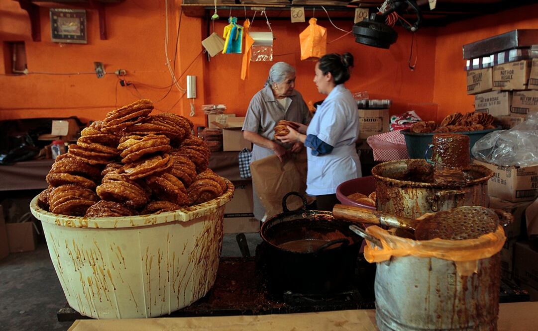 Las dueñas de Buñuelos Soto aseguran que elaborarlos “no es nada del otro mundo”. (LUIS SÁNCHEZ)
