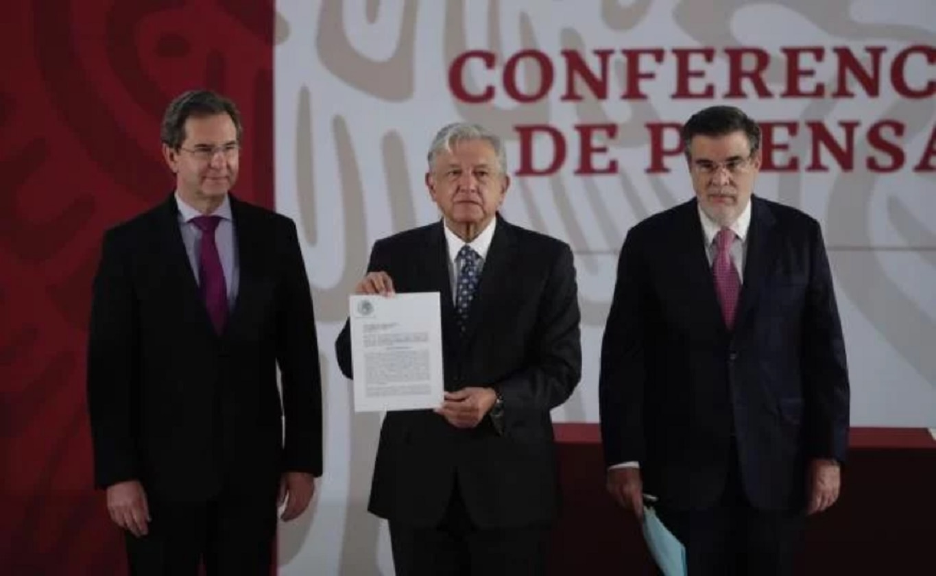 AMLO firma iniciativa para cancelar la reforma educativa