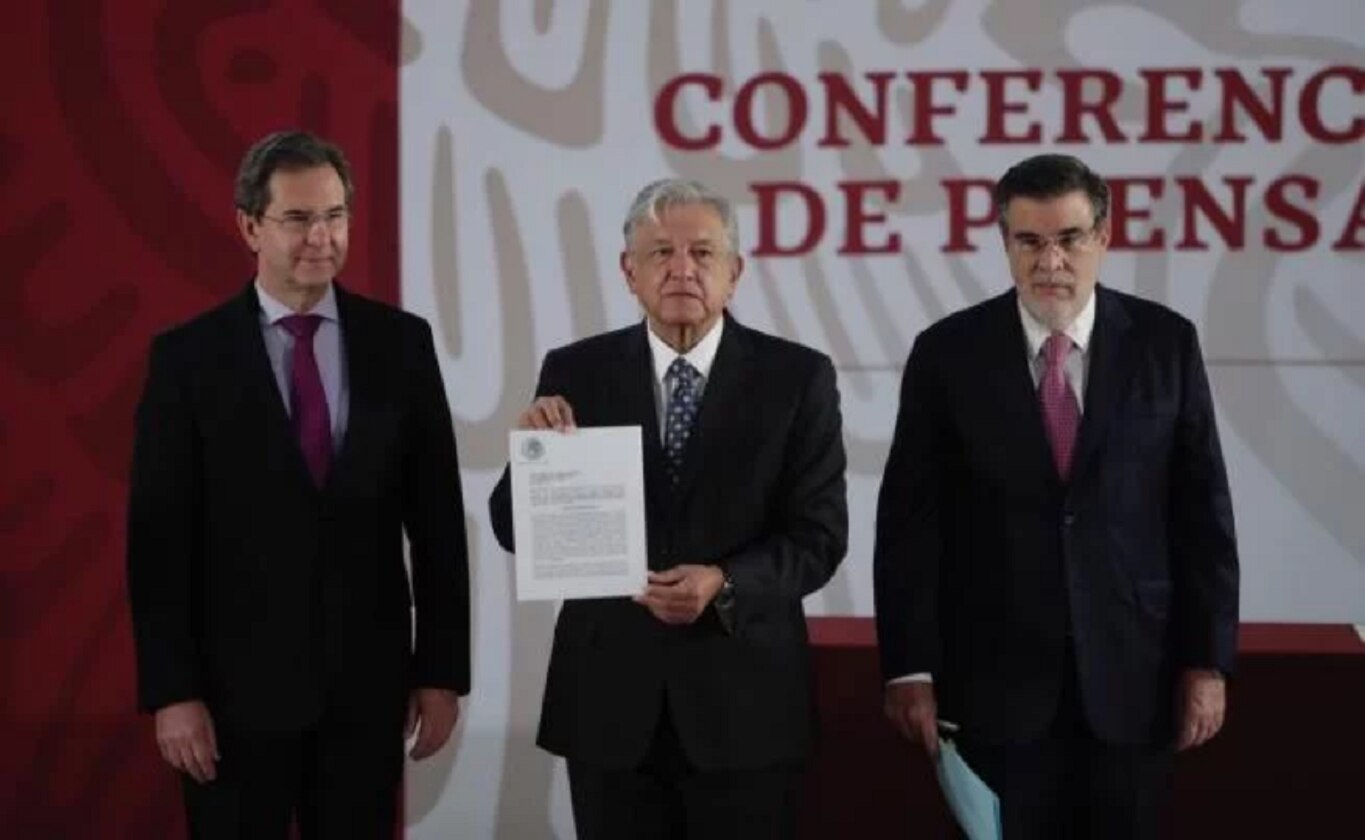 AMLO firma iniciativa para cancelar la reforma educativa