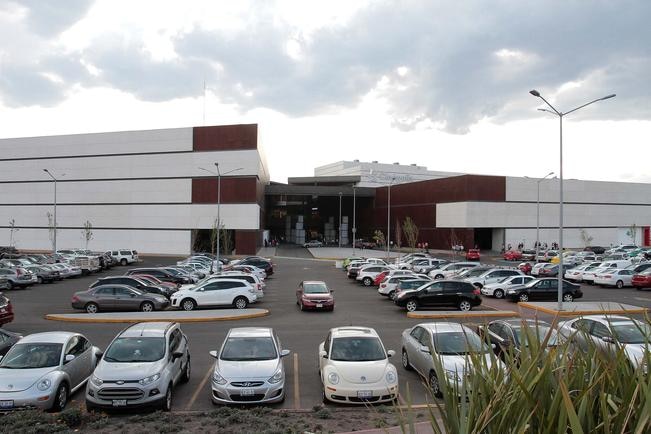 Plazas deben dar 2 horas gratis de estacionamiento