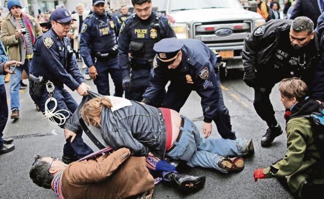 Manifestantes se enfrentaron ayer con la policía en Nueva York, durante una manifestación contra la deportación del activista Ravi Tagbir, ciudadano de Trinidad (EDUARDO MUÑOZ. REUTERS)