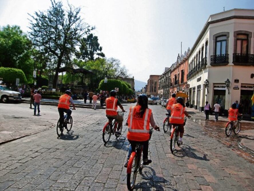 Realizan turismo en bicicleta en el centro