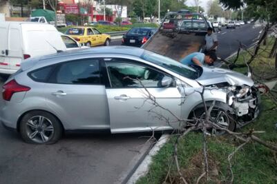 Provoca choque, se fuga y vuelca