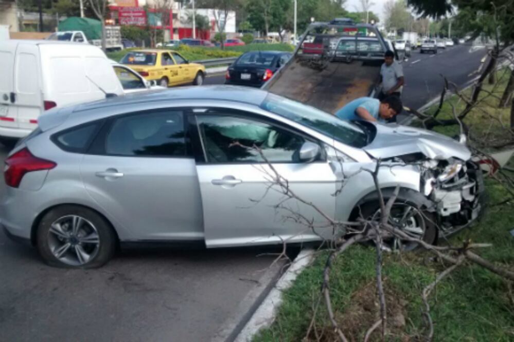 Provoca choque, se fuga y vuelca