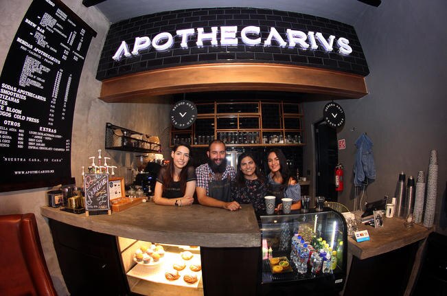 Las boticas fueron creadas por personas que incluso a costa de su propia vida, se dedicaron a investigar todo aquello que pudiera aliviar, eran llamados alquimistas, Casa Apothecarius retoma, a su estilo, esta tradición (FOTOS: LUIS SÁNCHEZ. EL UNIVERSAL)