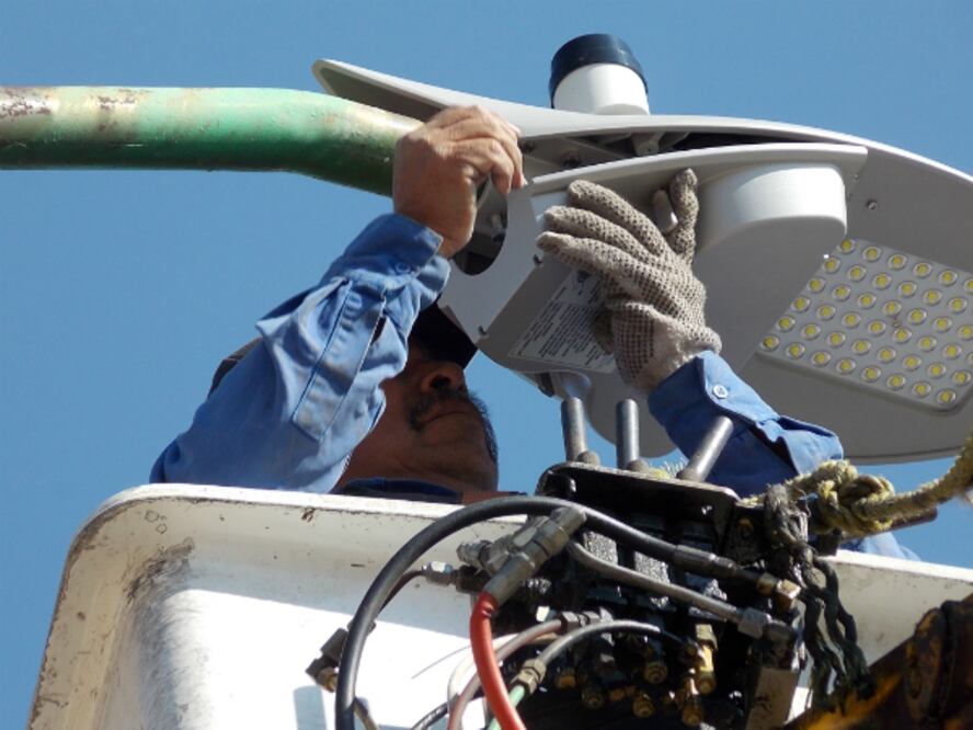 Cambian luminarias en B. Quintana