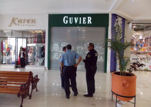 Asaltan joyería