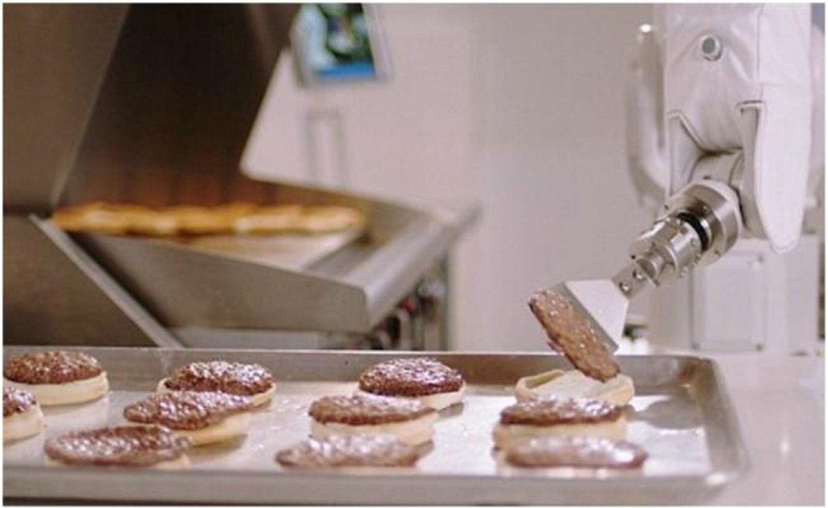 Flippy fue desarrollado por Miso Robotics y utiliza inteligencia artificial para cocinar hamburguesas en una parrilla