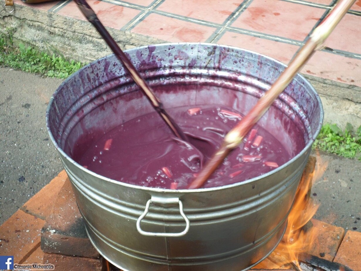 Cocinera tradicional de Zopoco, Michoacán, prepara atole de caña