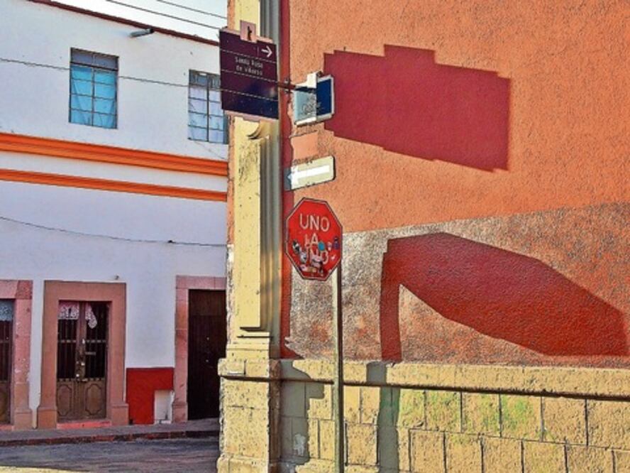 “Stickers” estropean señales metropolitanas