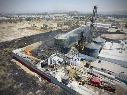 Evacuan 8 empresas por incendio en la zona industrial Balvanera