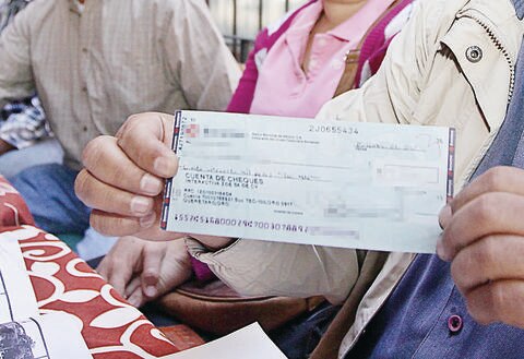 Rebotan cheques para devolver impuestos