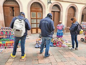 Separan del cargo a inspector que habría golpeado a una artesana en el Centro Histórico