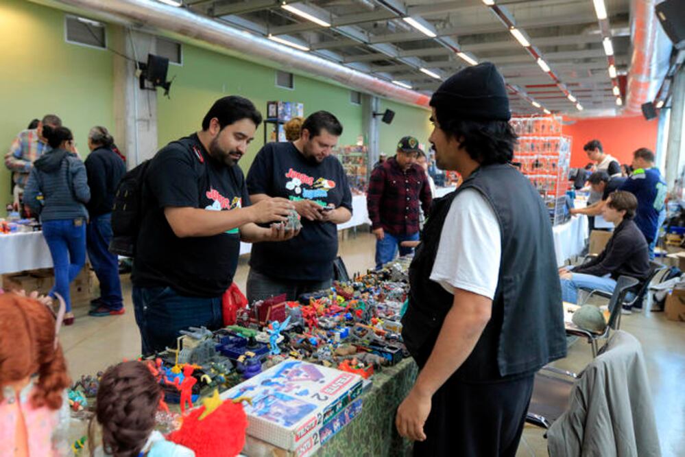 El encuentro de coleccionistas de cómics, figuras de acción, juegos y accesorios, se realiza en el Centro Cultural Manuel Gómez Morín, a donde asisten personas de todas las edades. Foto: César Gómez