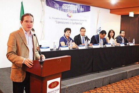 Panistas discuten sobre leyes antiaborto