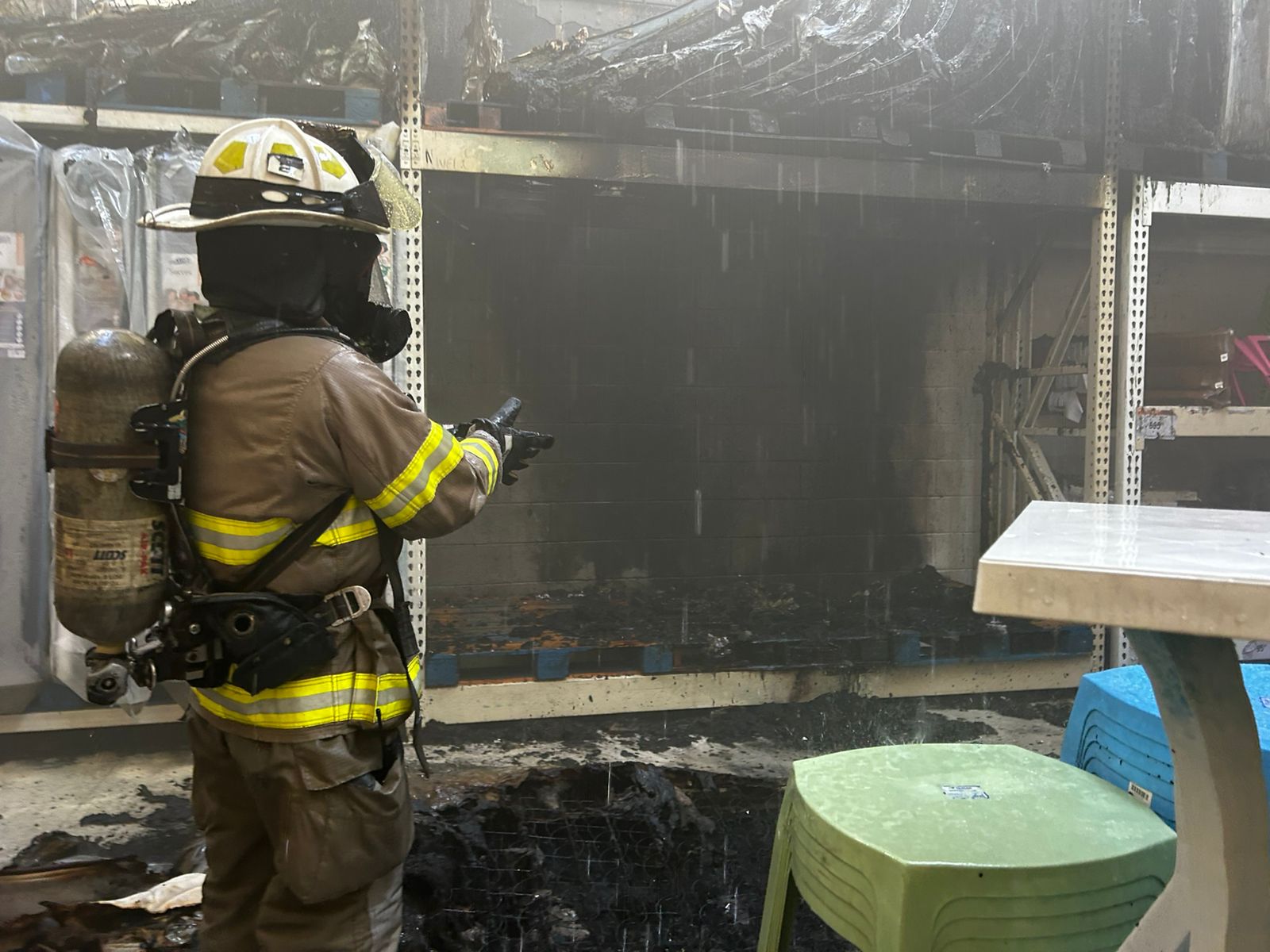 Incendio en zona de colchones de tienda departamental en Bernardo Quintana; no hay lesionados