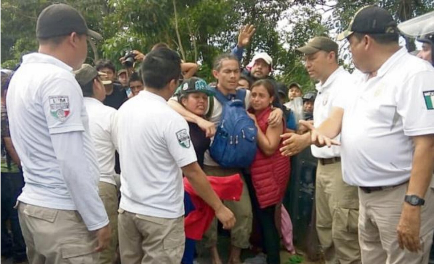 Frenan paso de sexta caravana migrante