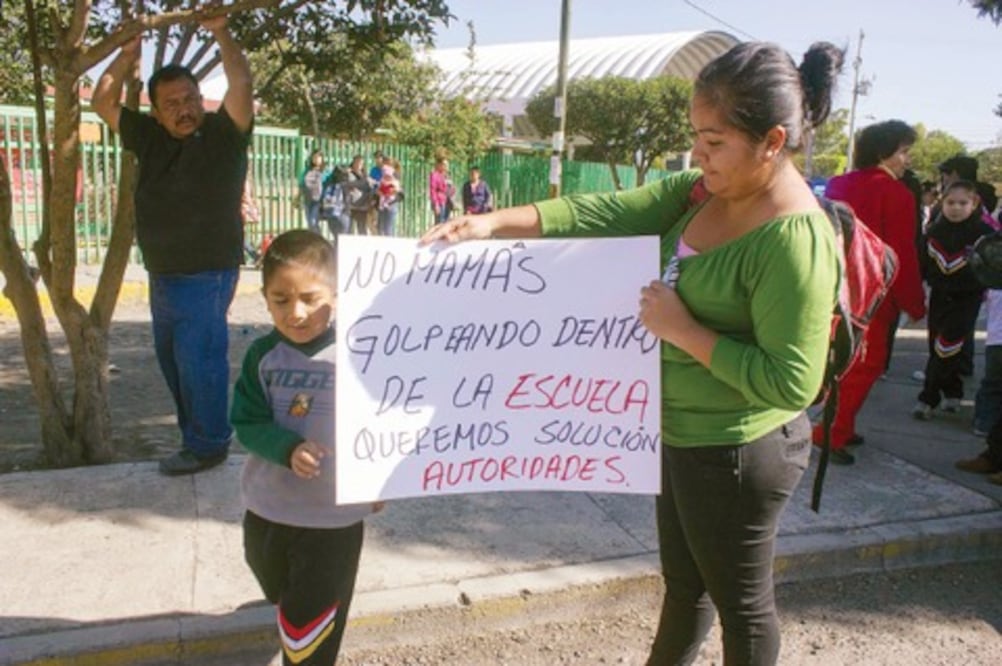 Destitución de maestra agresora