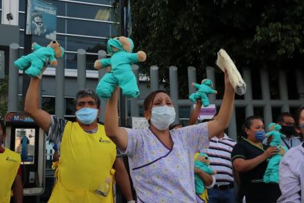 Reclusas regalan osos de peluche a personal médico 