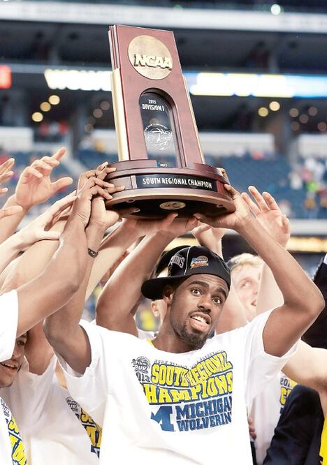 Michigan y Louisville avanzan