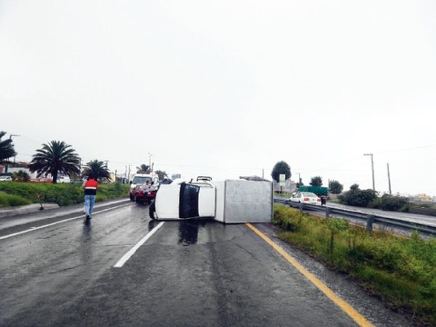 Volcadura por lluvia deja una lesionada