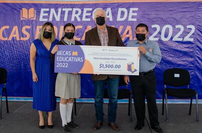 Entregan hasta mil 500 pesos a estudiantes en Querétaro