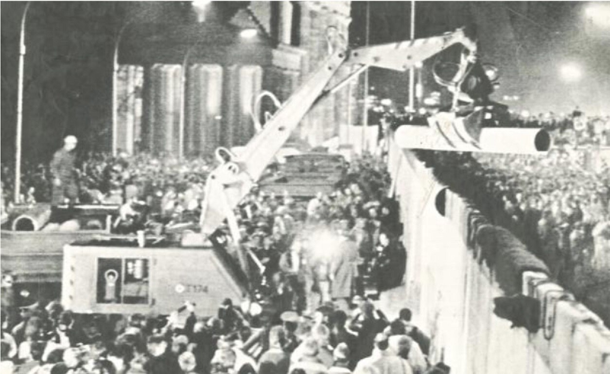 Buscan reconstruir el Muro de Berlín para volverlo a destruir