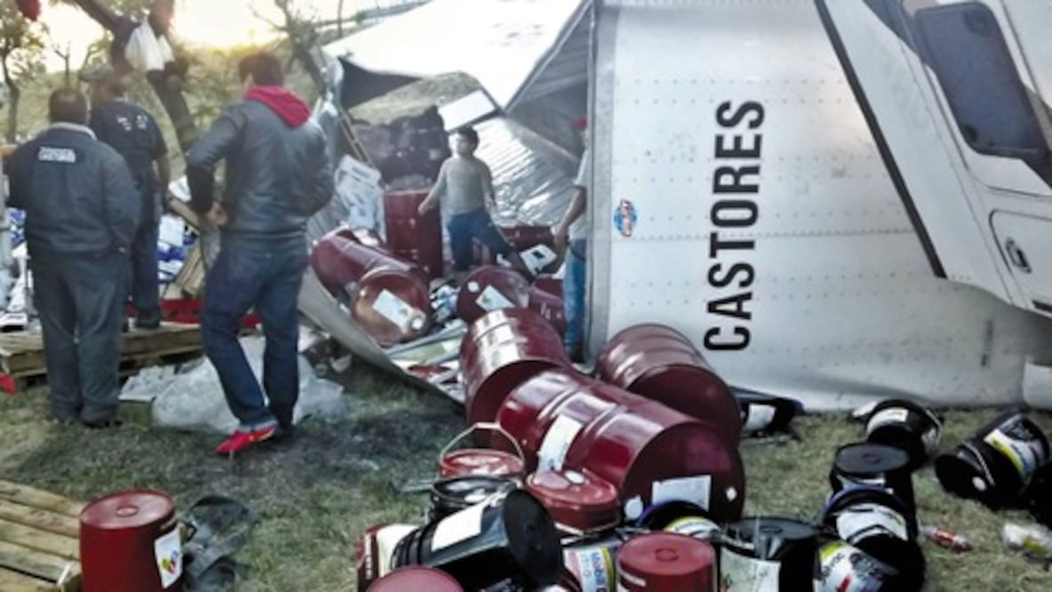 Tráiler derrama aceite al volcarse en la 57