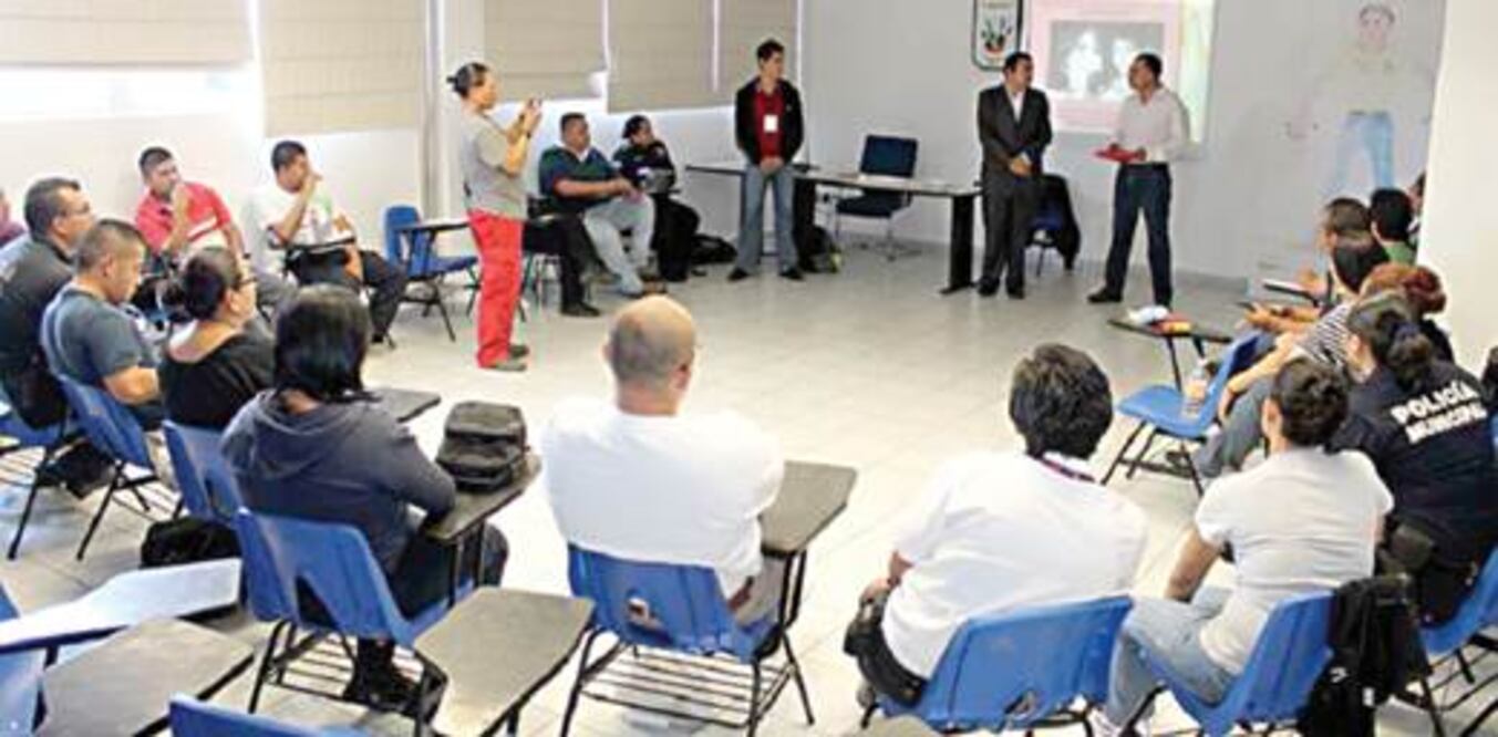 Capacitan a policías en violencia de género 