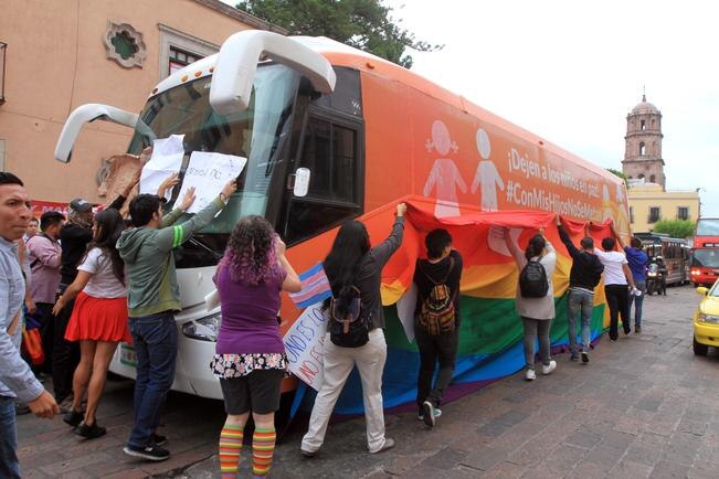Juan Dabdoub, presidente del Consejo Mexicano de la Familia, rodeado de integrantes de la comunidad LGBTT, tuvo que abordar el autobús para salir del primer cuadro de la capital, mientras los manifestantes celebraban su retirada. (Foto: CÉSAR GÓMEZ)