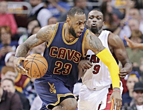 LeBron James supera a Ewing y ganan los Cavs