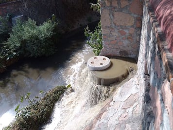 Brotan aguas negras en el barrio Hércules