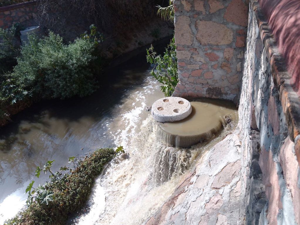 Brotan aguas negras en el barrio Hércules