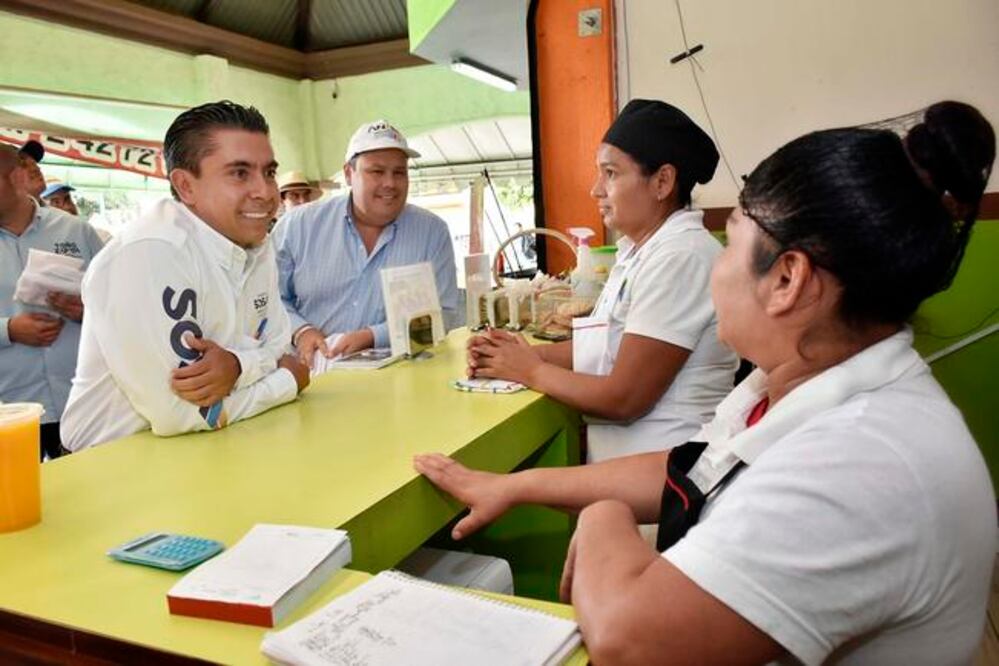 El candidato sostuvo un encuentro con vecinos, estudiantes, amas de casa y comerciantes de la colonia Tejeda. / Foto: Especial