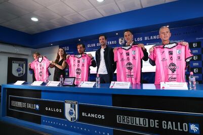 Gallos Blancos presenta playera conmemorativa al mes rosa; la puedes comprar por mil 499 pesos