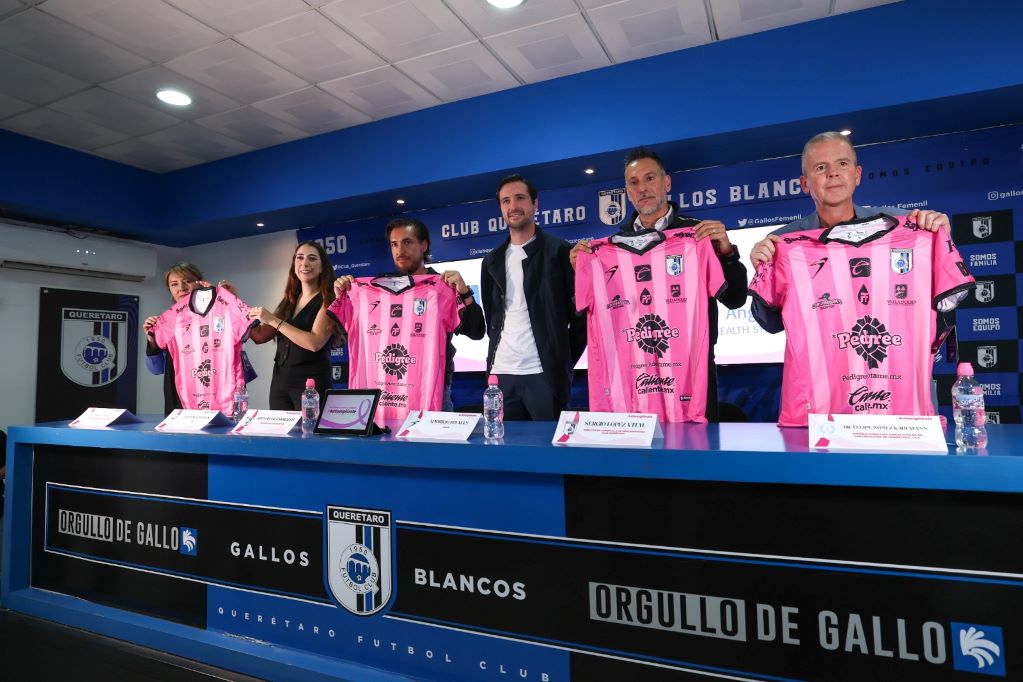 Gallos Blancos presenta playera conmemorativa al mes rosa; la puedes comprar por mil 499 pesos