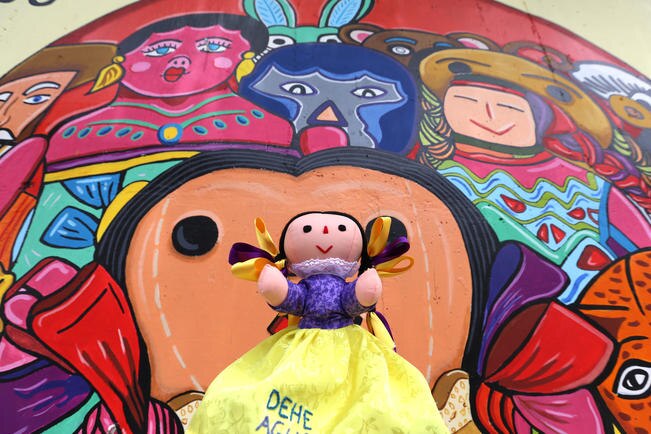 El nombre Xahni significa “rocío de la mañana o transmitir conocimiento”. Existen cuatro presentaciones de la muñeca, que dependen de la temática que enseña en su lengua indígena (BERENICE FREGOSO)