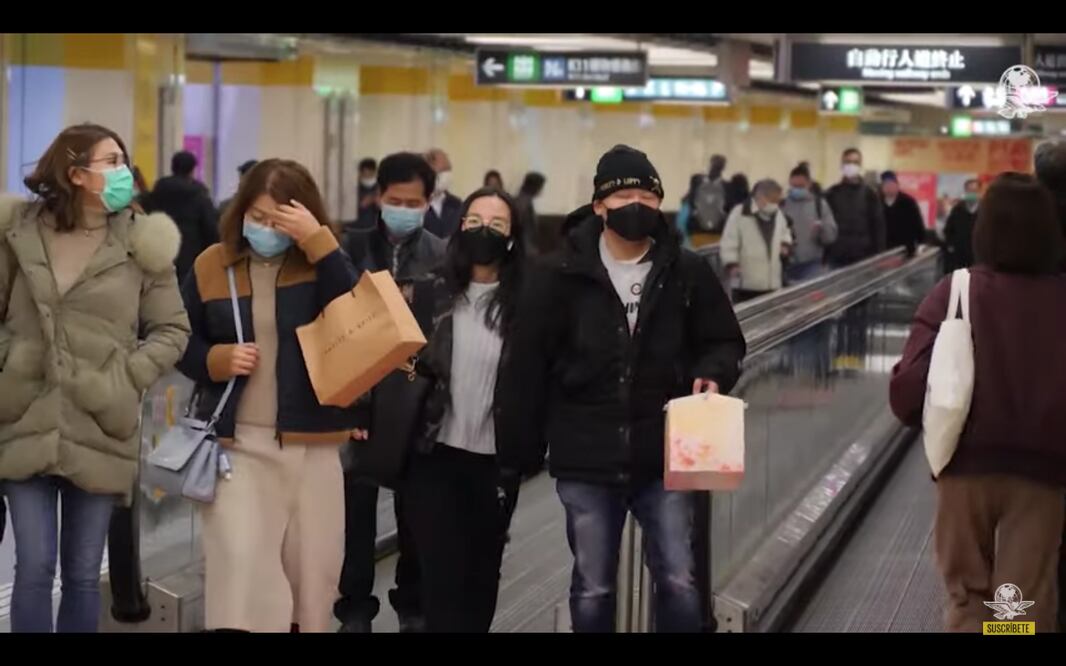 El número de muertes por el nuevo coronavirus subió a 128 mil 71 (Foto: AFP)