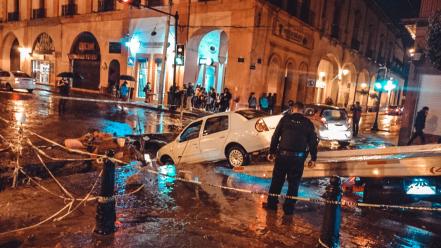 Vehículo cae a una zanja en el Centro Histórico de Querétaro