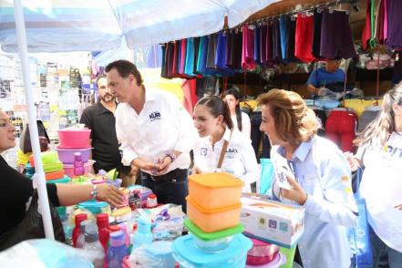Candidatos de Acción Nacional entregan propuestas en el tianguis de Lomas de Casa Blanca