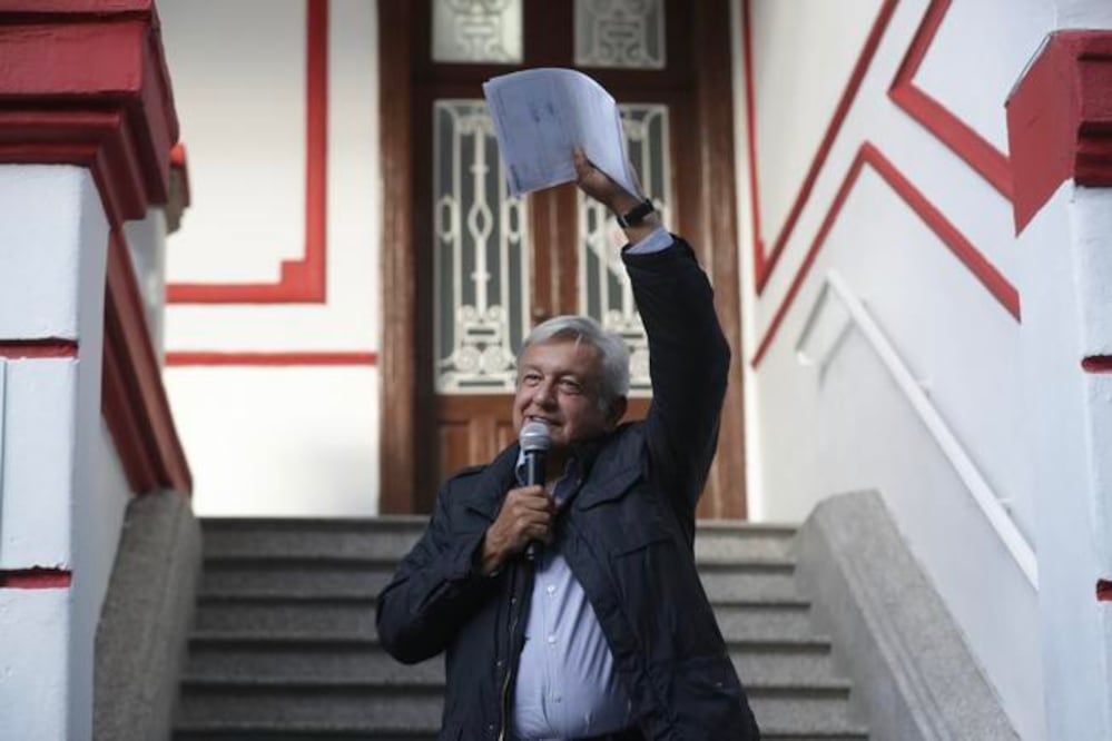 El virtual presidente electo, Andrés Manuel López Obrador, durante la conferencia en su casa de transición donde arremetió contra el INE y Hacienda por la investigación realizada a Morena sobre el fideicomiso Por los Demás.