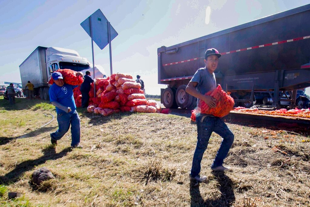 Caos y rapiña por accidentes en la México-Querétaro