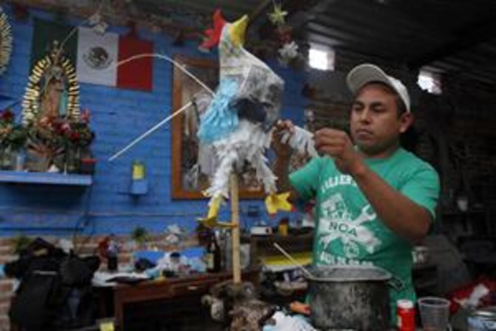 Bailan con gallos coloridos en fiesta de San Pedro Apóstol